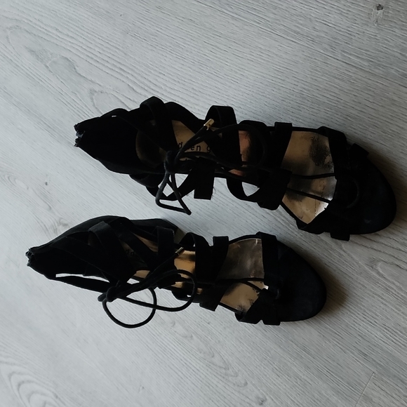 MADDEN GIRL SIZE 8 1/2 BLACK SHOE. LIGHTLY WORN. FRONT TIE SHOE WITH BACK ZIP UP - Picture 2 of 3